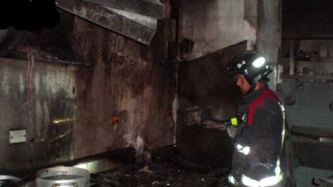 Bombeiros em incêndio de cozinha profissional